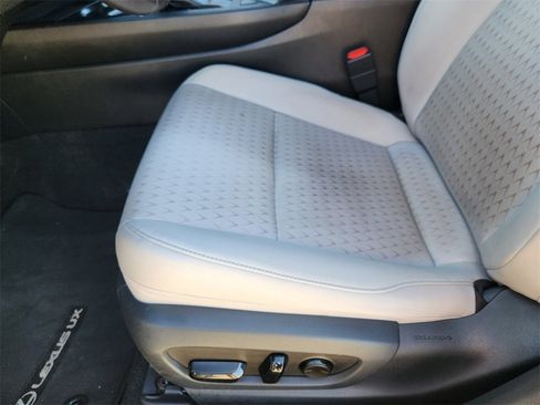 Used 2019 Lexus UX 200 image 23