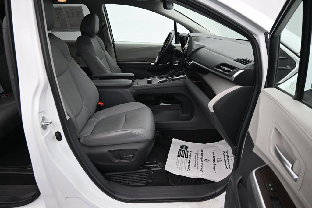 Used 2024 Toyota Sienna XLE FWD image 13