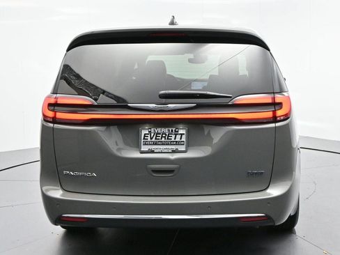 Used 2025 Chrysler Pacifica Select FWD image 6