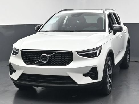 Used 2026 Volvo XC40 B5 Plus AWD/4WD image 11