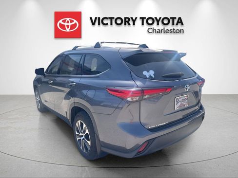 Used 2022 Toyota Highlander XLE AWD/4WD image 5