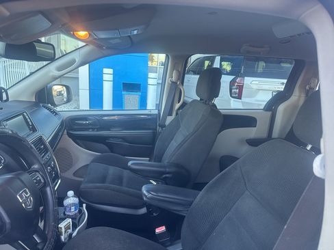 Used 2019 Dodge Grand Caravan SE w/ UConnect Hands-Free Group image 8