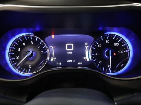 Used 2023 Chrysler Pacifica Touring-L image 43