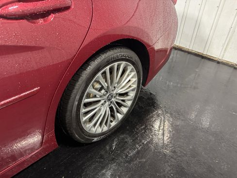 Used 2020 Toyota Avalon Limited image 8