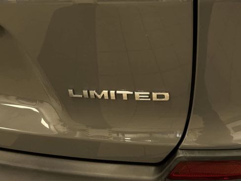 Used 2021 Jeep Cherokee Limited w/ Elite Package AWD/4WD image 29