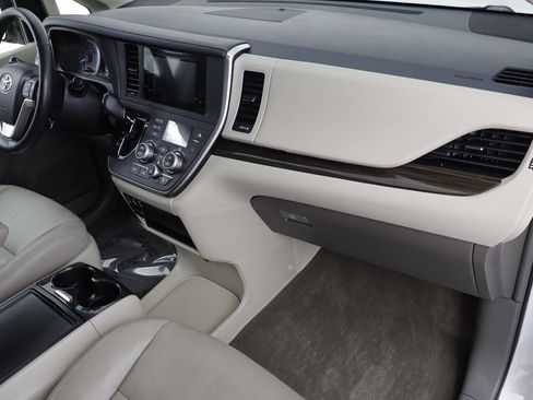 Used 2017 Toyota Sienna XLE image 22