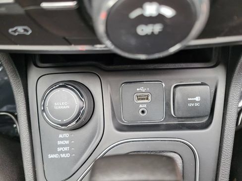 Used 2021 Jeep Cherokee Latitude AWD/4WD image 23