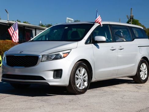 Used 2018 Kia Sedona L image 3