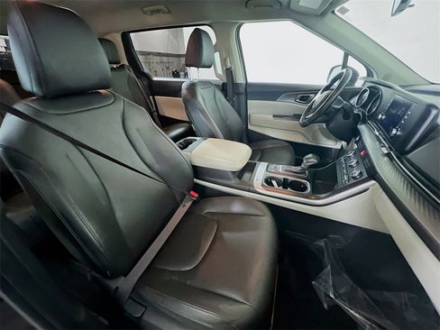 Used 2022 Kia Carnival LX image 26