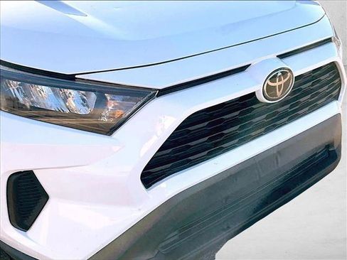Used 2021 Toyota RAV4 LE image 27