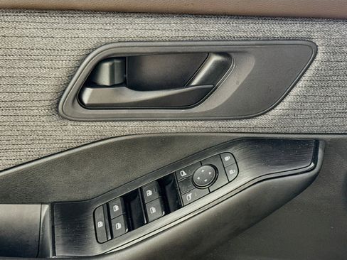 Used 2023 Nissan Rogue S image 18