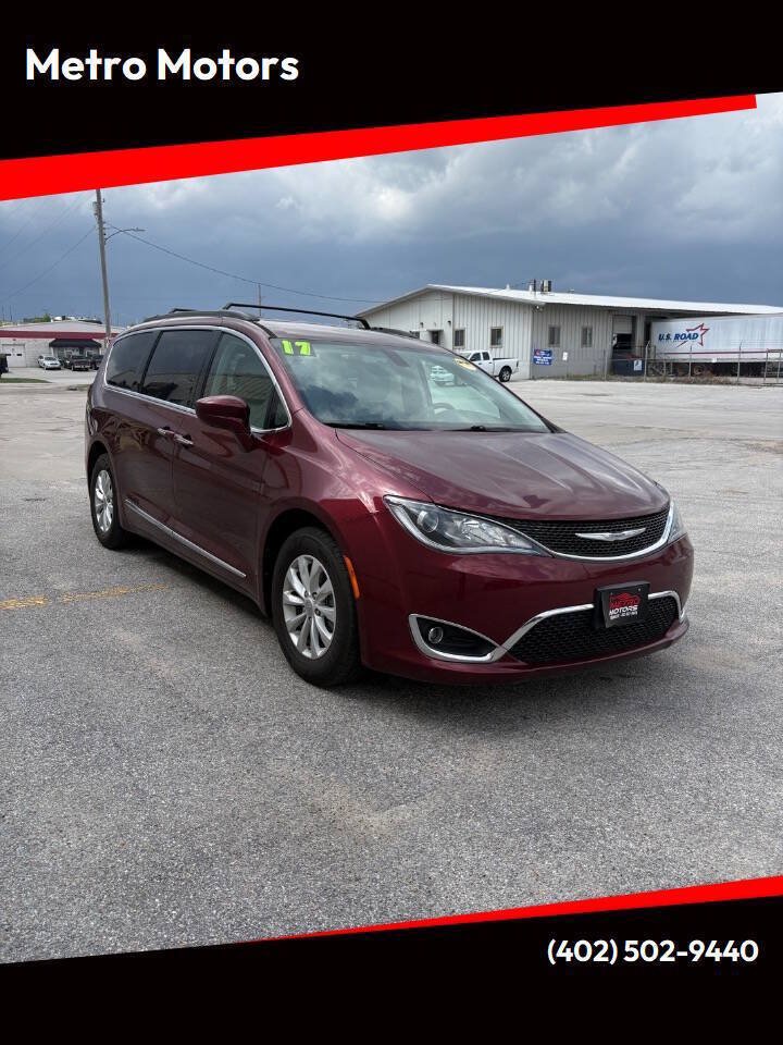 Used 2017 Chrysler Pacifica Touring-L FWD image 1