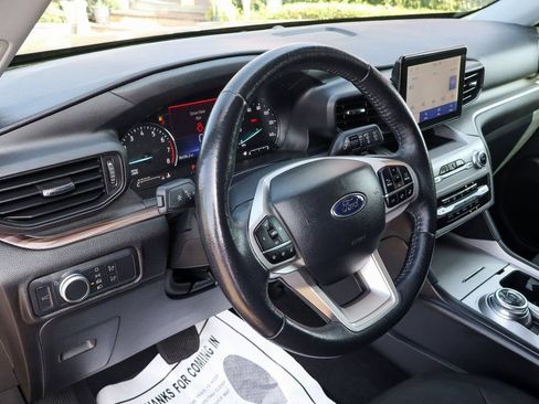 Used 2022 Ford Explorer XLT image 18