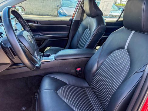 Used 2020 Toyota Camry SE w/ Convenience Package FWD image 16