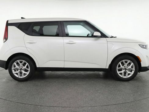 Used 2025 Kia Soul LX w/ LX Technology Package image 11