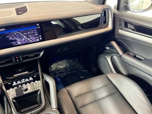 Used 2025 Porsche Cayenne image 21
