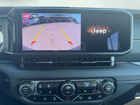 Used 2025 Jeep Wrangler Unlimited Sahara AWD/4WD image 20