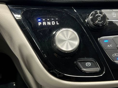 Used 2019 Chrysler Pacifica Touring-L FWD image 31