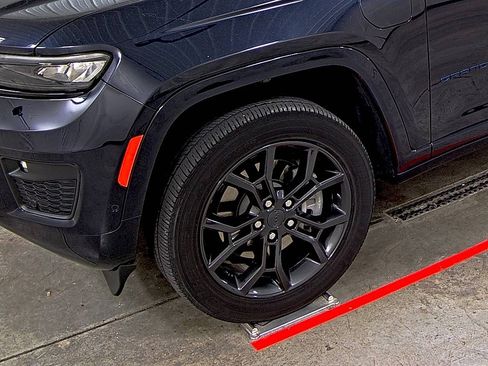 Used 2024 Jeep Grand Cherokee Limited 4xe image 7