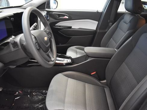 Used 2025 Chevrolet Trax LT FWD image 22