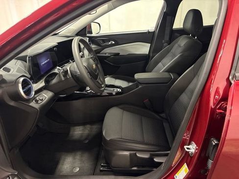 Used 2025 Chevrolet Trax LT FWD image 12