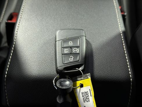 Used 2022 Volkswagen Tiguan SE AWD/4WD image 35