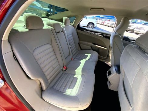 Used 2017 Ford Fusion SE w/ Fusion SE Technology Package FWD image 20