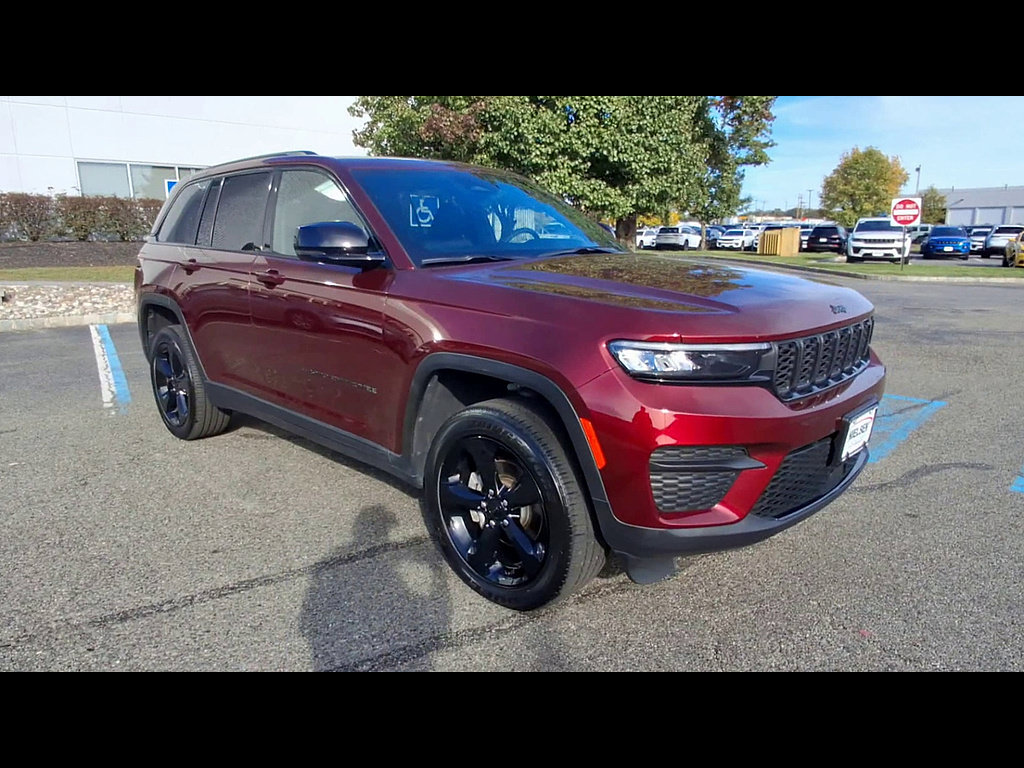 Used 2025 Jeep Grand Cherokee Altitude AWD/4WD image 2