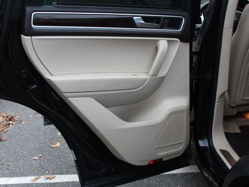 Used 2014 Volkswagen Touareg Hybrid image 14