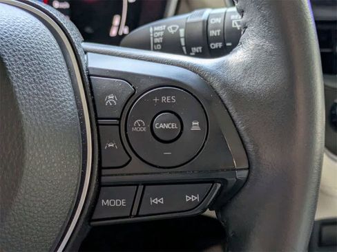 Used 2023 Toyota Corolla Cross XLE image 35