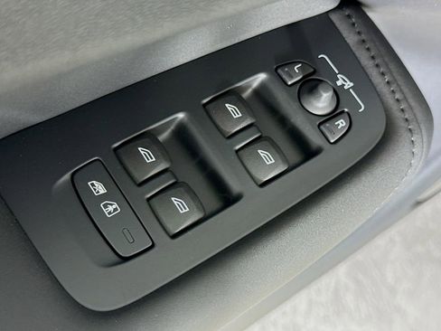 New 2026 Volvo XC60 T8 Ultra w/ Climate Package PRO image 18