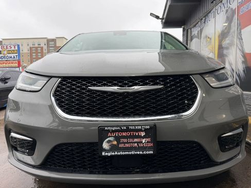 Used 2022 Chrysler Pacifica Touring-L FWD image 5