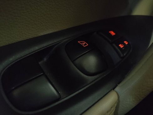 Used 2018 Nissan Rogue SV AWD/4WD image 27