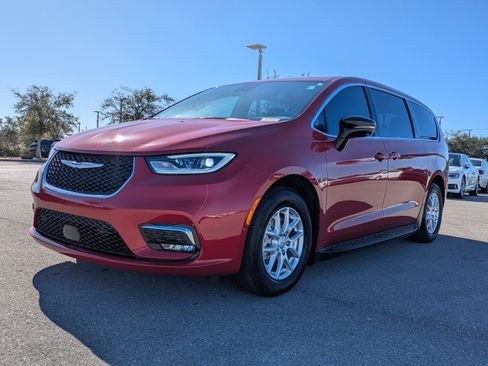 Used 2026 Chrysler Pacifica Select image 9