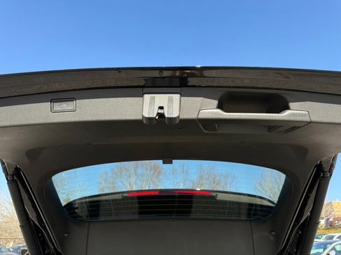 Certified 2025 Volkswagen Tiguan SE R-Line image 17