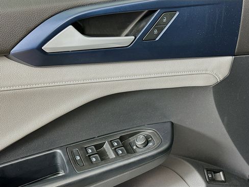 Used 2024 Volkswagen Taos SE image 15