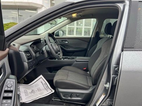 Used 2023 Nissan Rogue SV image 9