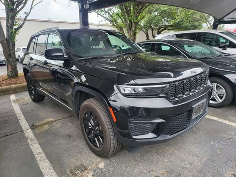Used 2025 Jeep Grand Cherokee Altitude AWD/4WD image 7