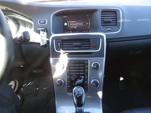 Used 2018 Volvo S60 T5 Inscription image 25