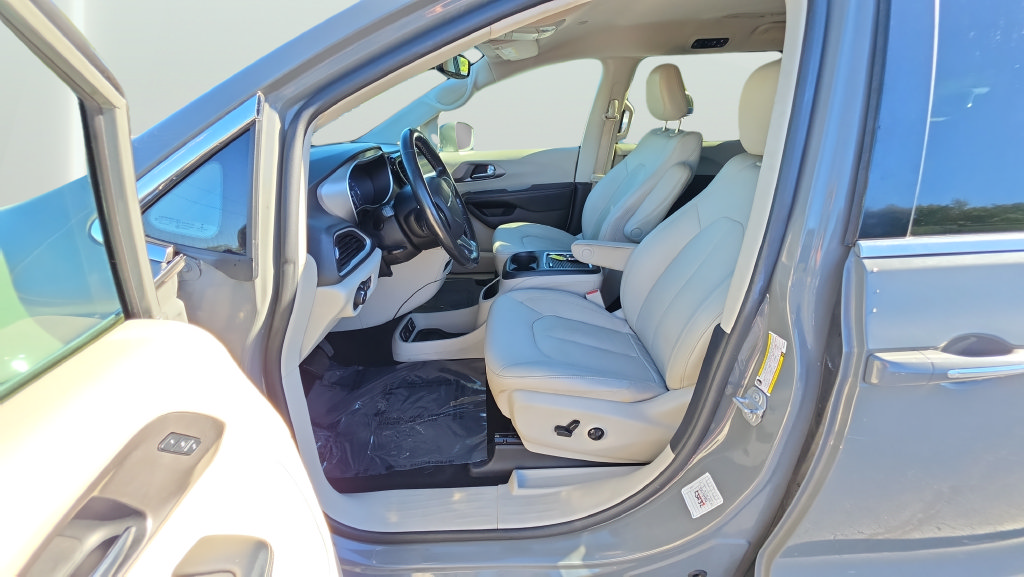Used 2021 Chrysler Pacifica Touring-L FWD image 15