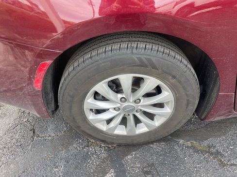 Used 2017 Chrysler Pacifica Touring w/ Tire & Wheel Group image 11