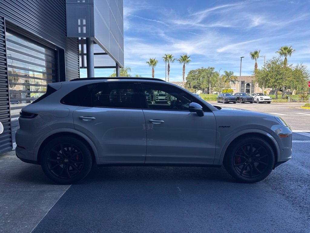 Certified 2025 Porsche Cayenne S AWD/4WD image 5