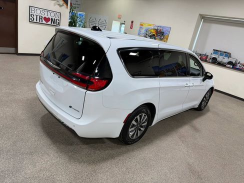 Used 2023 Chrysler Pacifica Touring-L FWD image 15