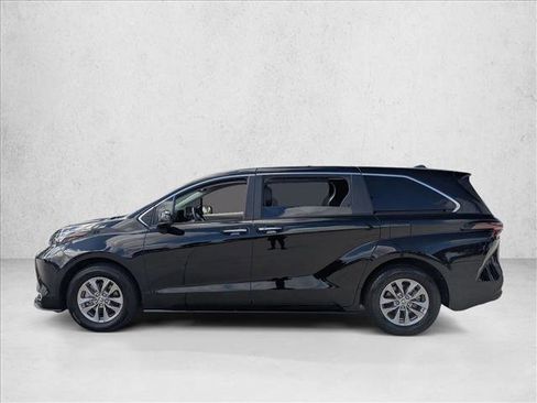 Used 2024 Toyota Sienna XLE image 9