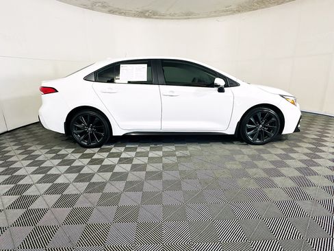 Used 2024 Toyota Corolla SE FWD image 2