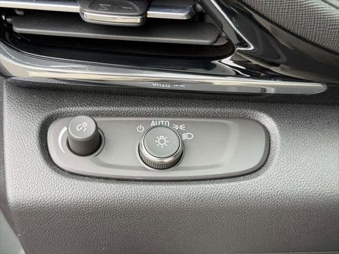 Used 2025 Buick Envista Sport Touring w/ Convenience I Package FWD image 23