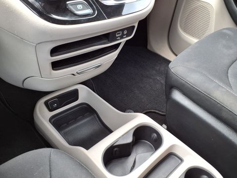 Used 2019 Chrysler Pacifica LX FWD image 26