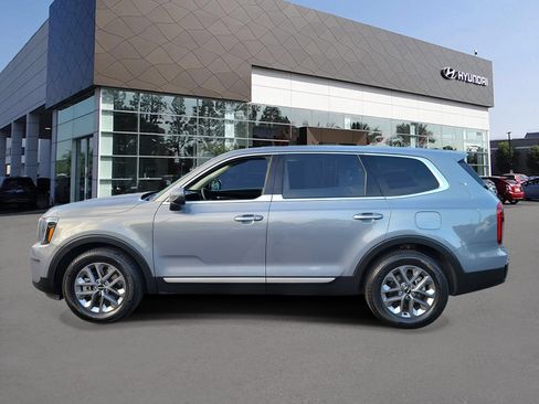 Used 2025 Kia Telluride LX FWD image 3