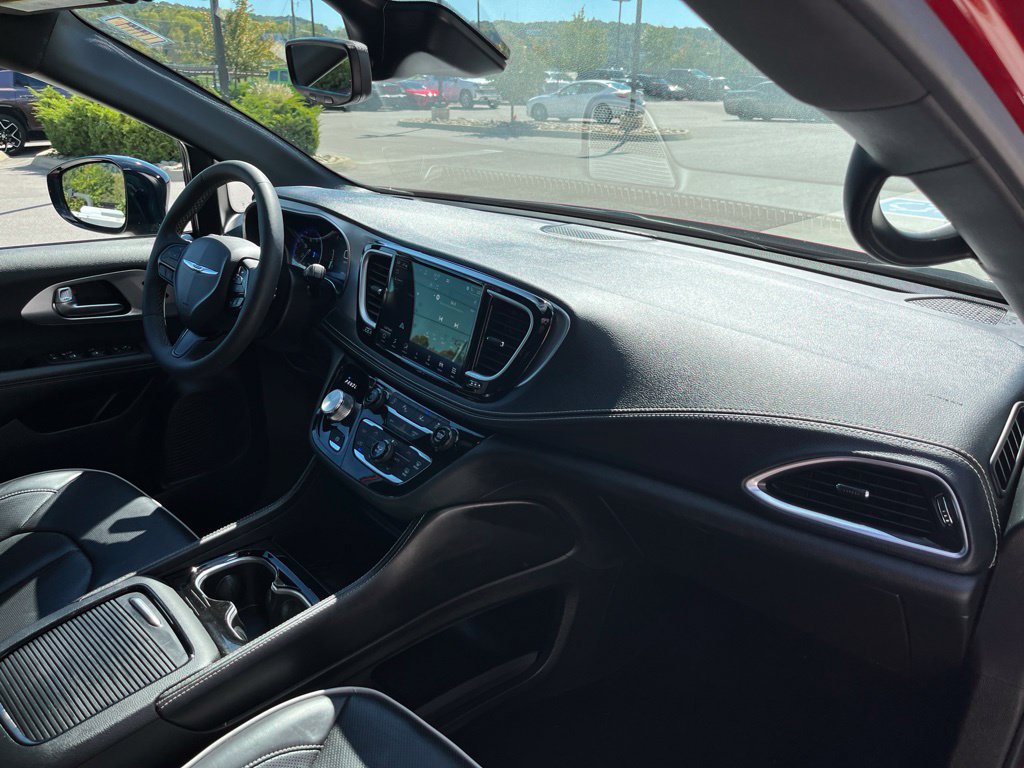 Used 2025 Chrysler Pacifica Limited FWD image 28
