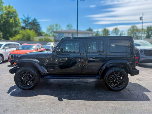 Used 2022 Jeep Wrangler Unlimited Sahara AWD/4WD image 10